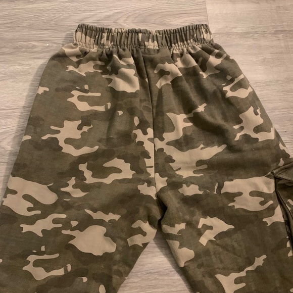 PrettyLittleThing cargo sweatpants - Picture 2 of 3